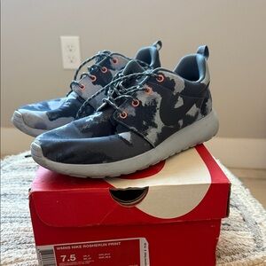 Women’s Nike Grey and dark blue camo Rosherun’s